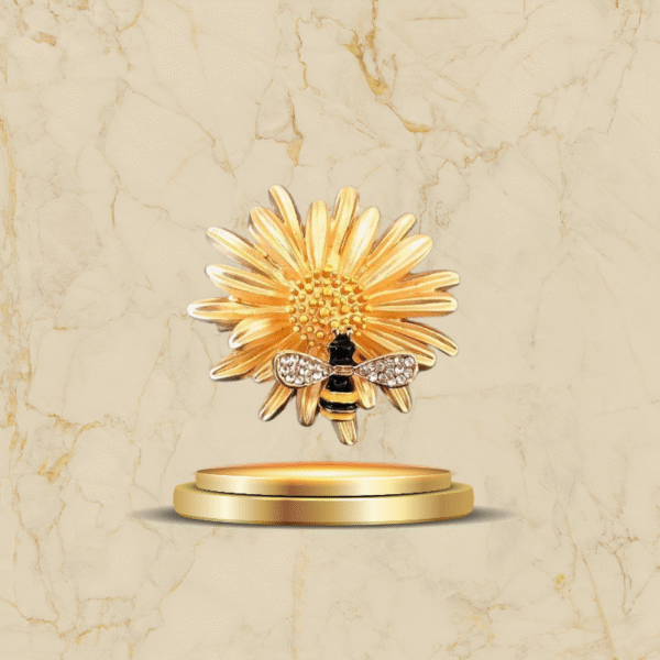 Broche fleur dorée avec abeille décorée de strass