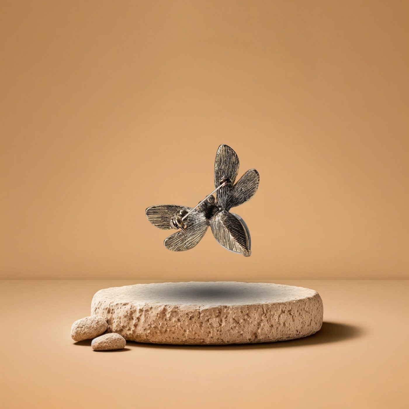 Broche Abeille Crystal Perles sur un fond élégant