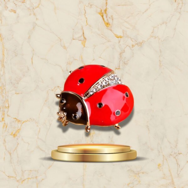 Broche Coccinelle Envol Furtif symbole de chance, bijou raffiné et original