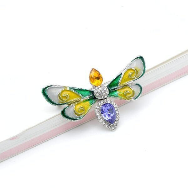 broche abeille ornée de cristaux