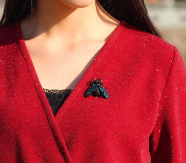 bijou abeille avec longues ailes