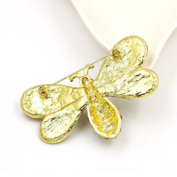 broche dorée en forme d'abeille
