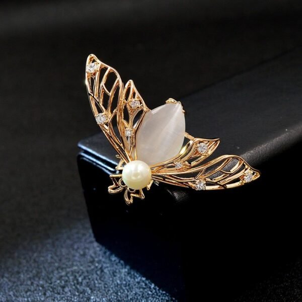 broche abeille en nacre