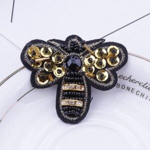 bijou brodé abeille