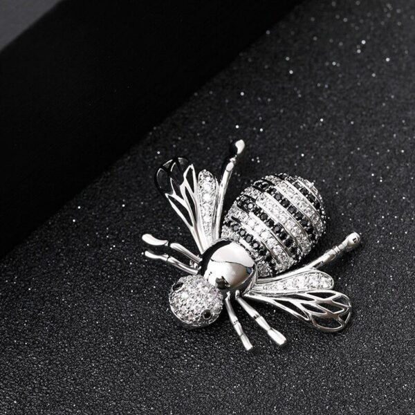 bijou abeille en argent ornée de zircon