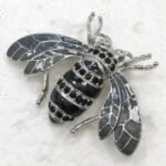 broche abeille en noir d'encre