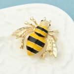 broche abeille en métal doré