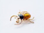 bijou scarabée en robe ocre