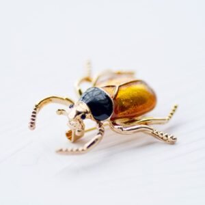 bijou scarabée en robe ocre
