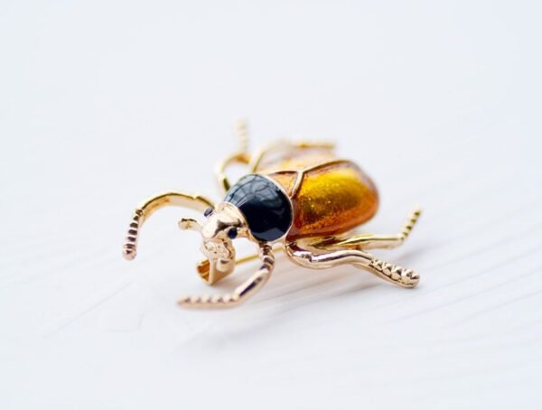 bijou scarabée en robe ocre
