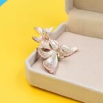 broche colorée en forme de papillon