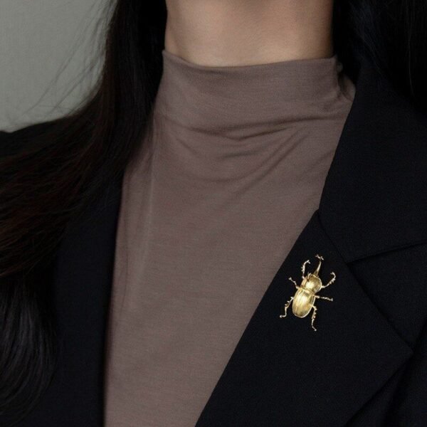 broche élégante scarabée doré