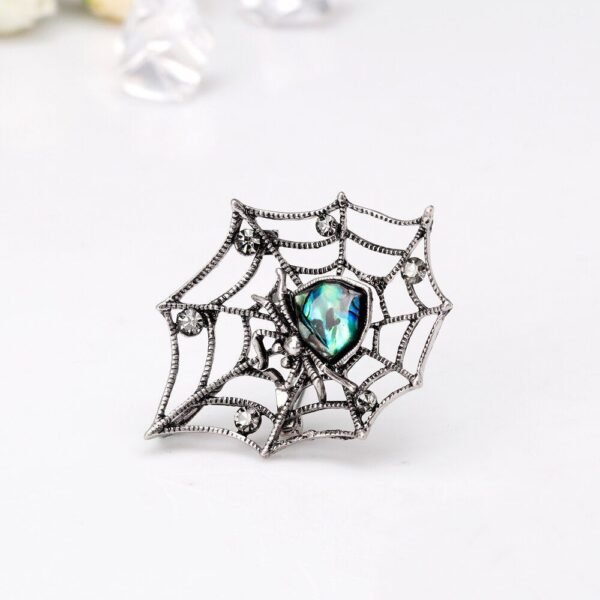 broche en forme d'araignée avec toile