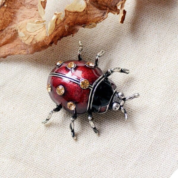 broche en forme de coccinelle rouge cuivrée