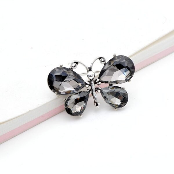 broche noire en forme de papillon
