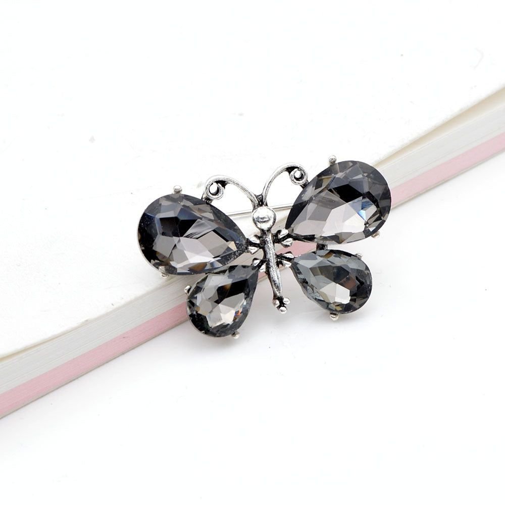 broche noire en forme de papillon