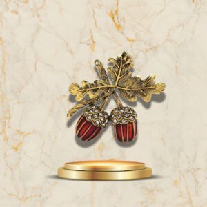 Broche élégante Noisettes de Noël, accessoire chic aux tons dorés et rouges