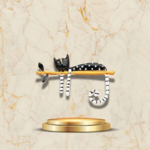 Broche féline élégante chat noir suspendu décorative
