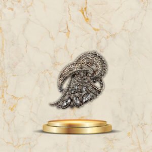 Accessoire de mode broche ancienne argentée inspirée de l’art décoratif