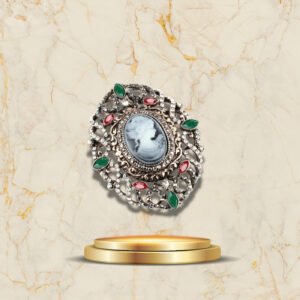 Accessoire de mode camée rétro décoré de pierres rouges et vertes