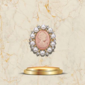 Broche camée féminine rose poudré avec cadre doré et perles
