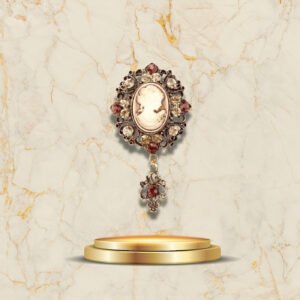 Broche Camée Son Altesse broche antique au design luxueux