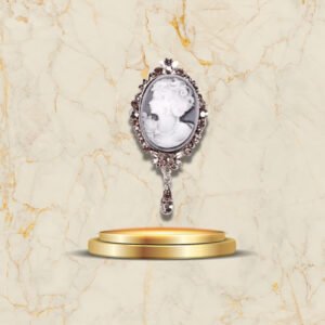 Broche camée argentée style vintage noble