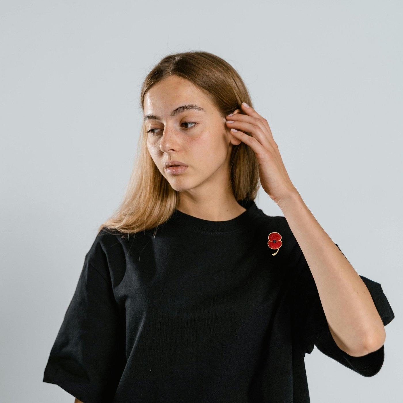 Bijou élégant Broche Coquelicot Doré sur fond marbré luxueux