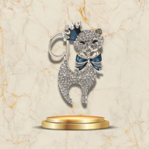 Broche Chat Aristocrate en strass argentés avec couronne et ruban bleu