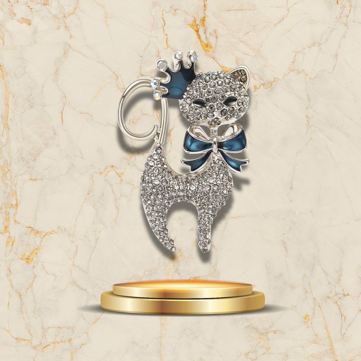 Broche Chat Aristocrate en strass argentés avec couronne et ruban bleu