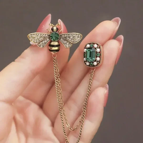 broche abeille ornée de pierres