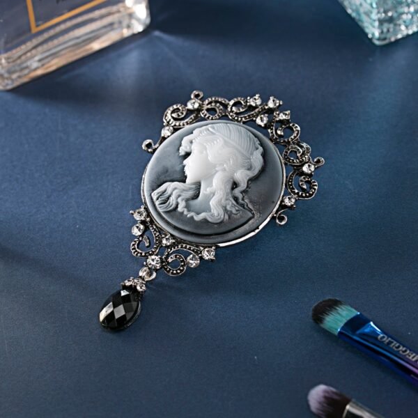 accessoire élégant broche camée