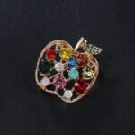 accessoire mode broche pomme colorée