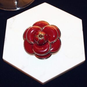 bijou broche rose rouge