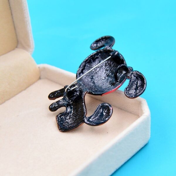 broche chien artistique dans le style pin up