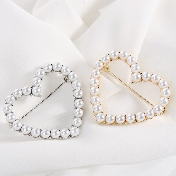 broche en forme de coeur avec perles