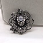 broche en forme de fleur rose