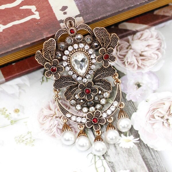 broche en forme de goutte d'eau