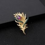 broche en forme de plume scintillante