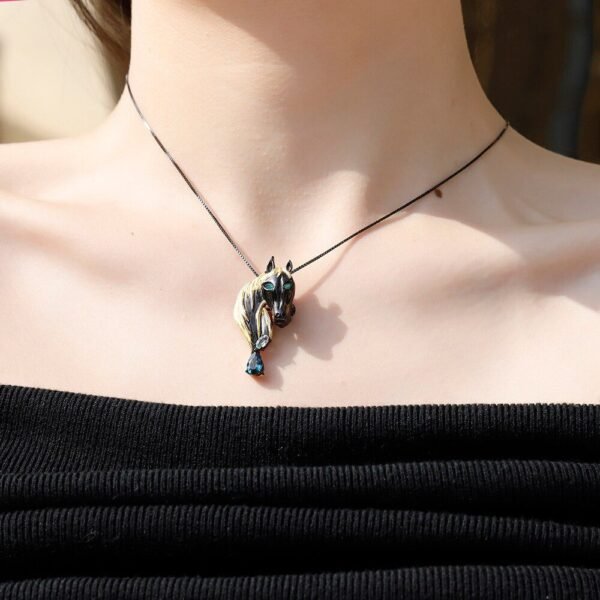 broche en métal fier destrier