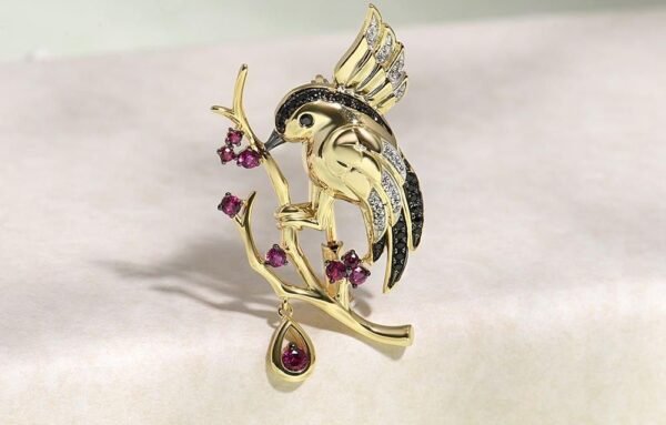 broche légère en forme d'aile