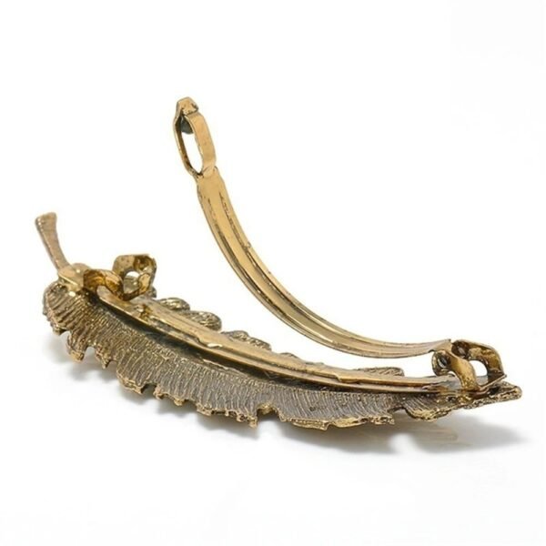 coiffure avec broche plume