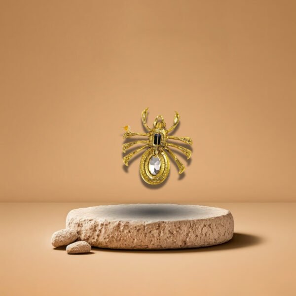 Broche araignée art nouveau ornée de pierres colorées sur fond marbré