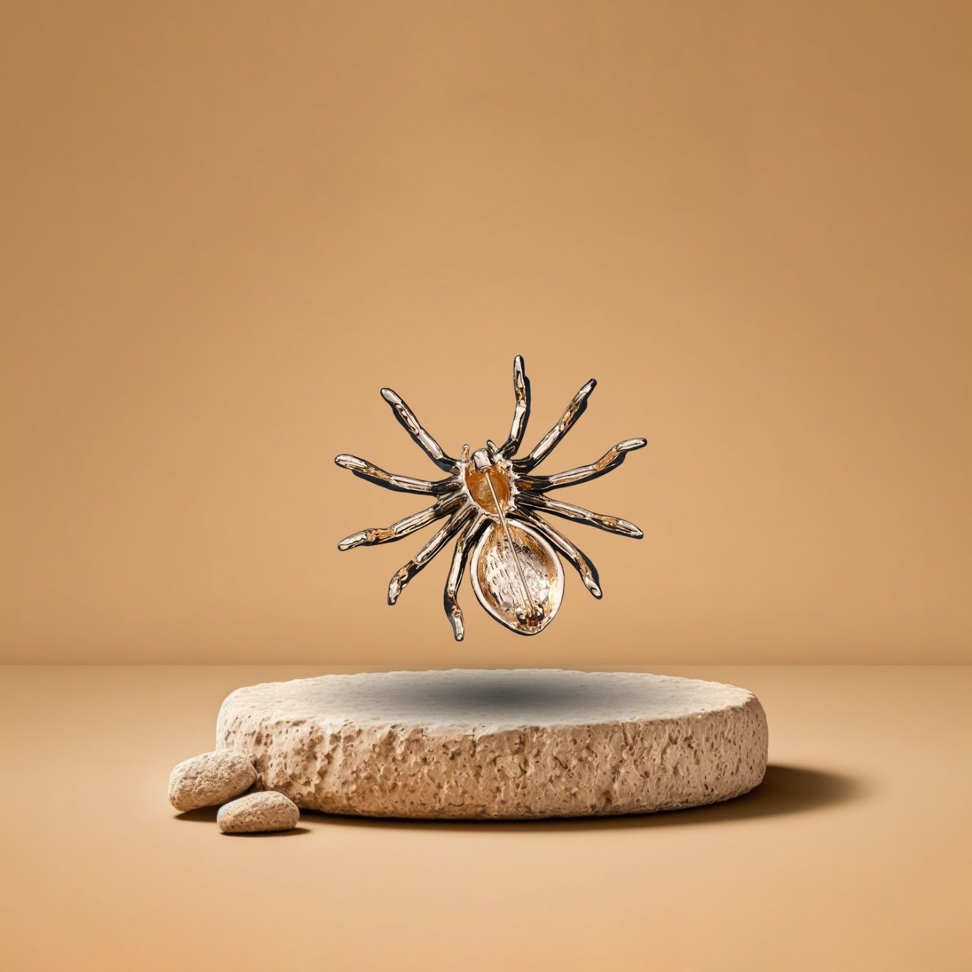 Broche en forme d’araignée dorée et noire décorée de strass scintillants