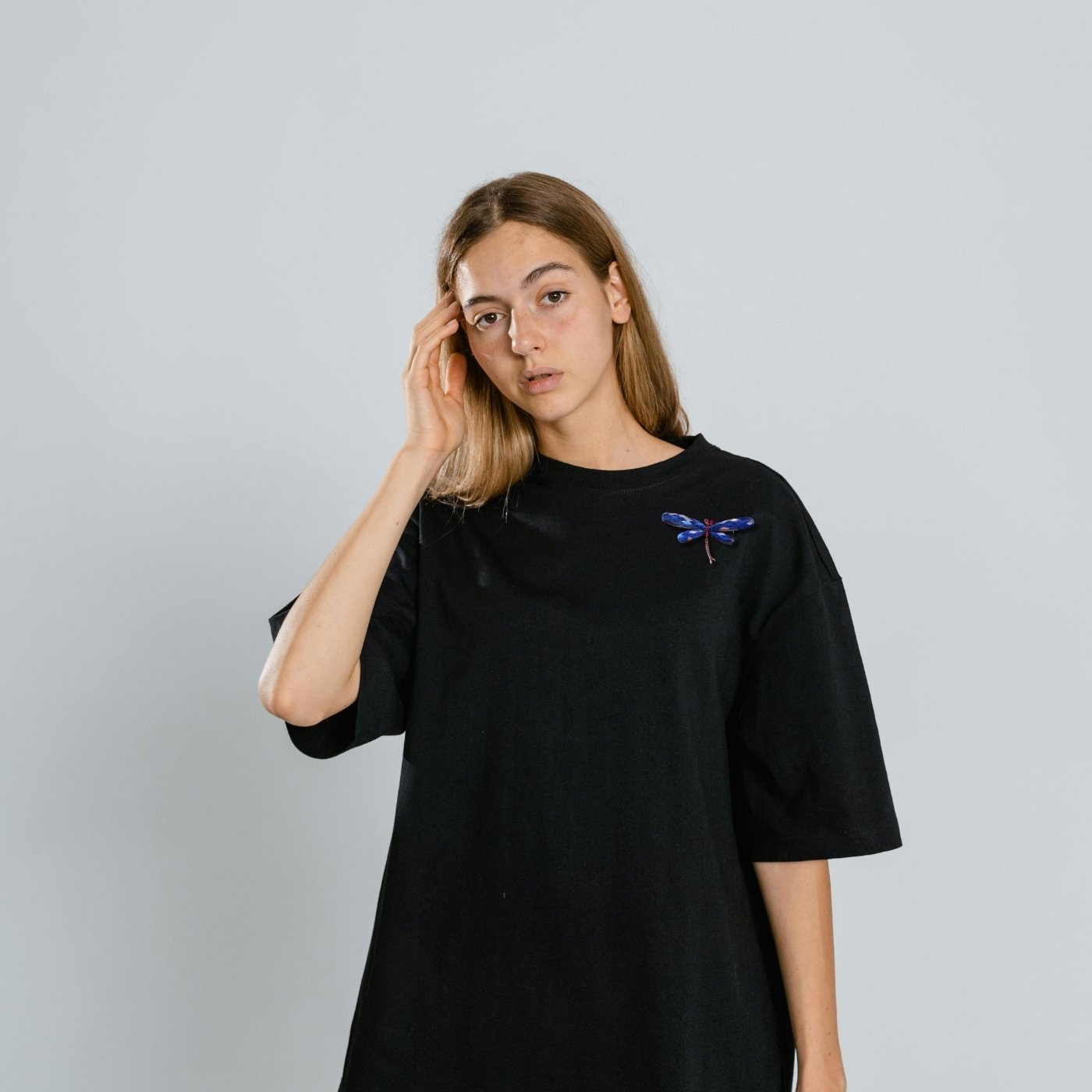 Broche libellule design avec détails colorés uniques