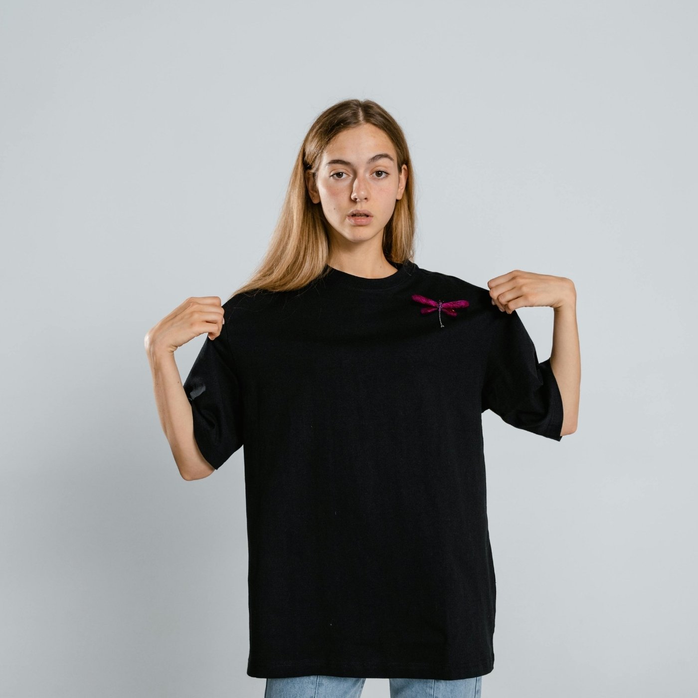 Broche libellule design en métal et strass colorés