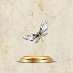 Détails finement sertis de strass pour une touche de brillance subtile