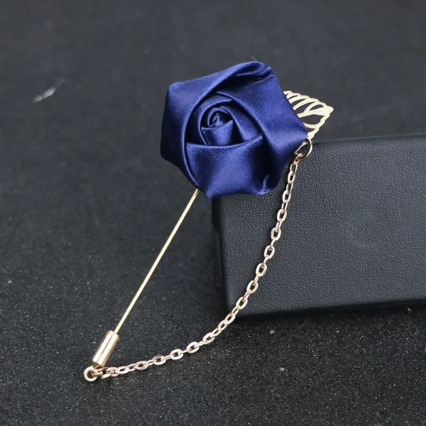 broche fleur en tissu pour invitée