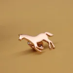 broche design cheval contemporain