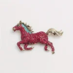 broche avec strass couleur rose